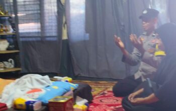 Bhabinkamtibmas Polsek KPN Kampung Pisang Datangi Rumah Duka, Ucapkan Belasungkawa