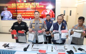 Kapolresta Barelang Pimpin Konferensi Pers Penanganan Kasus Pengeroyokan dan Penganiayaan yang Viral di Media Sosial
