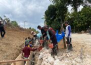Kolaborasi Satgas TMMD Ke-129 Kodim 1413/Buton dan Warga Percepat Pengecoran Drainase Penunjang Rehabilitasi Jalan Desa Labuandiri