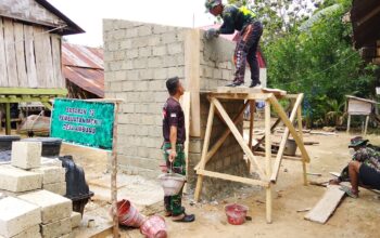 Tahap Plesteran Perkokoh Bangunan MCK TMMD Ke-129 Kodim 1413/Buton di Desa Ambuau Indah