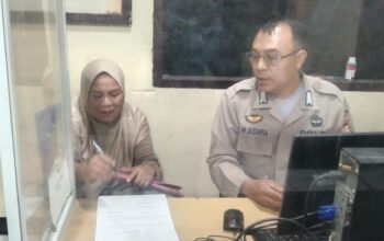 Pelayanan Humanis, Ka SPKT Polsek Alla Terima Laporan Masyarakat dengan Profesional