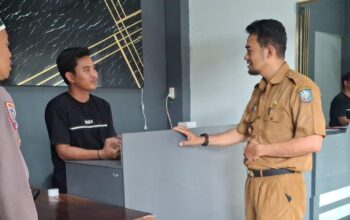 Bhabinkamtibmas Polres Soppeng Respons Cepat Aduan Warga, Atasi Jalan Licin Akibat Luapan Air