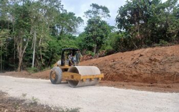 Progres Rehabilitasi Jalan TMMD Ke-129 Kodim 1413/Buton Terus Meningkat, Pemadatan Badan Jalan Dikebut
