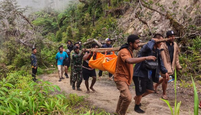 Personel Kodim 1812/Pegaf Berperan Aktif dalam Pencarian Reporter TVRI yang Hilang di Air Terjun Memti