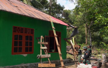 Rehab RTLH Milik Bapak Herman Terus Dikebut, Bukti Nyata Kepedulian Satgas TMMD Ke-129 Kodim 1807/Sorong Selatan