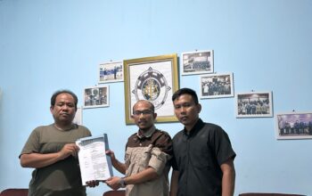 Seno Aji Serahkan SK Badan Pengurus DPD KAMPUD Way Kanan Kepada Jon Hendra