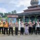 Salut, Polsek Lamala Bersihkan Masjid At-Taqwa Sebelum Shalat Jumat