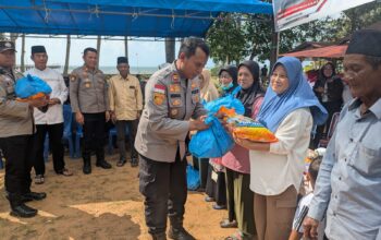 Polresta Barelang Serahkan Ratusan Bendera Merah Putih dan Salurkan Bantuan Sosial di Sembulang Sambut HUT Kemerdekaan RI Ke-81