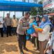 Polresta Barelang Serahkan Ratusan Bendera Merah Putih dan Salurkan Bantuan Sosial di Sembulang Sambut HUT Kemerdekaan RI Ke-81