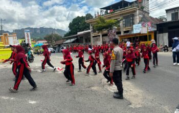 Polsek Alla Laksanakan Pengamanan Pembukaan HUT Kemerdekaan RI Ke-81 Sekaligus Pelepasan Peserta Devile Tingkat Kecamatan Alla
