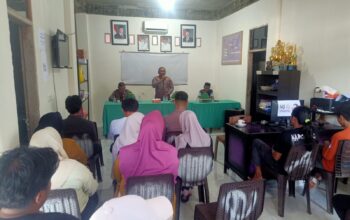 Kapolsek Maiwa Bersama Bhabinkamtibmas Dampingi Sat Binmas Polres Enrekang Berikan Pembinaan Dan Penyuluhan Hukum Di Desa Botto Malangga