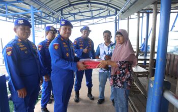 Ditpolairud Polda Kepri Bagikan 1000 Bendera Merah Putih di Pulau Kasau Sambut Hut Ke-81 Kemerdekaan RI