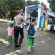 Beri Rasa Aman, Satlantas Polresta Banggai Bantu Anak Sekolah Nyebrang Jalan