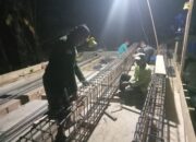 Malam Tak Menghentikan Pengabdian, Perakitan Besi Jembatan Beton Wakangka Terus Dikebut Menuju Tahap Berikutnya