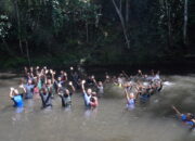 Kebersamaan Satgas TMMD Ke-129 Bersama Warga di Air Terjun Kampung Sesor, Wujud Kemanunggalan TNI dengan Rakyat yang Semakin Erat
