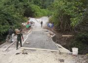 Rehab Jembatan TMMD Ke-129 Laksanakan Pengecoran Bagian Atas Jembatan Hampir Rampung, Akses Masyarakat Kampung Sesor Segera Lebih Aman dan Lancar
