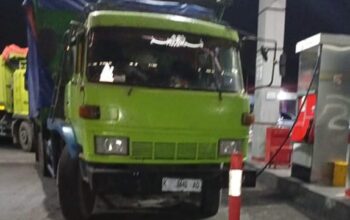 viral ..Aktivitas Pengangsu Solar Subsidi di SPBU Kendal , Armada buso dengan kepala truck warna hijau dengan plat bergonta ganti Jadi Sorotan