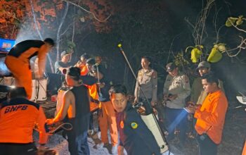 Kolaborasi Polisi-BPBD 12 Jam Melawan Api Karhutla di Bualemo, Banggai