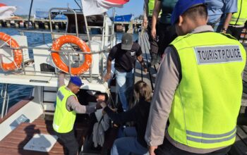 Tourist Police Ditpolairud Polda Papua Barat Daya Berikan Imbauan Keselamatan kepada Wisatawan