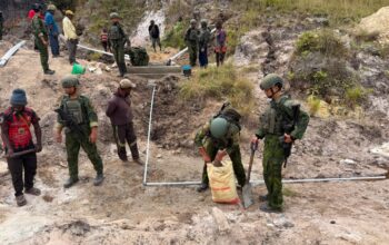 Gotong Royong Demi Setetes Kehidupan, Satgas Yonif 2 Marinir Bangun Penampungan Air Bersama Masyarakat Pasir Putih