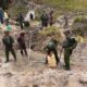 Gotong Royong Demi Setetes Kehidupan, Satgas Yonif 2 Marinir Bangun Penampungan Air Bersama Masyarakat Pasir Putih