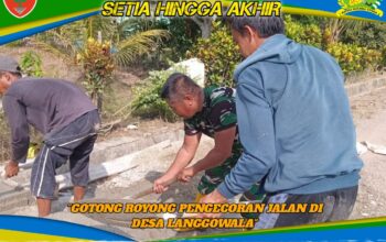 Wujud Manunggal TNI dan Rakyat, Babinsa Koramil 1417-04/Lainea Gotong Royong Pengecoran Jalan di Desa Langgowala
