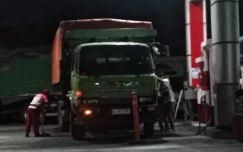 Diduga Milik Oknum Berinisial NY, Truk Berisi Beberapa Kempu Terpantau Lakukan Aktivitas Pengangsuan Solar Subsidi di SPBU Jenarsari Kendal