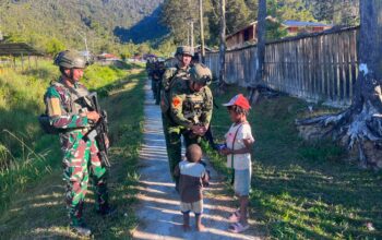 Senyum Ceria Anak-Anak Obano, Satgas Yonif 2 Marinir Hadir Berbagi Kasih