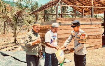 Kapolsek Nuhon Salurkan Bantuan Sembako kepada Korban Kebakaran di Desa Pulodalagan