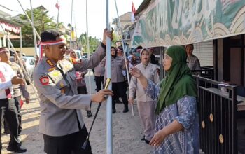 Sambut HUT RI ke-81, Kapolresta Gowa Turun Langsung Bagikan dan Pasang Bendera Merah Putih di Rumah Warga