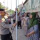 Sambut HUT RI ke-81, Kapolresta Gowa Turun Langsung Bagikan dan Pasang Bendera Merah Putih di Rumah Warga