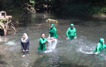 Jembatan Wisata Rampung, Persit Nikmati Keindahan Air Terjun Kampung Sesor
