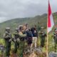 Satu Tiang, Satu Semangat, Satu Indonesia, Satgas Yonif 2 Marinir Bersama Pemuda Komopa Kibarkan Merah Putih