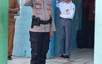 Perssonel Satuan Binmas Polres Parepare Bertindak Sebagai Pembina Upacara di Kompleks UPT SMA, SMK, SMP Muhammadiyah Kec Soreang