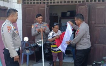 Meriahkan HUT RI ke-81, Polsek Marioriawa Bagikan Bendera Merah Putih