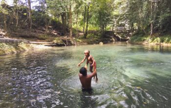 Keseruan Anak Anak Kampung Sesor menikmati Air Terjun, TMMD Ke-129 Buka Akses Wisata Menuju Air Terjun