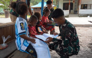 Canda dan Tawa TMMD Ke-129, Kedekatan Satgas TNI dengan Anak-Anak Kampung Sesor Semakin Erat