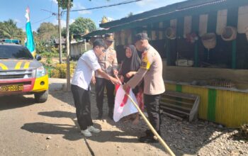 Polsek Donri-Donri Bagikan Bendera Merah Putih kepada Warga