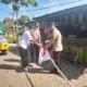 Polsek Donri-Donri Bagikan Bendera Merah Putih kepada Warga