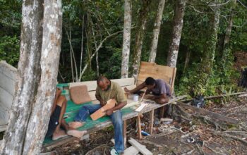 Semangat Tak Kenal Lelah, Satgas TMMD Ke-129 Tuntaskan Finishing Pembersihan Lingkungan Kampung Sesor