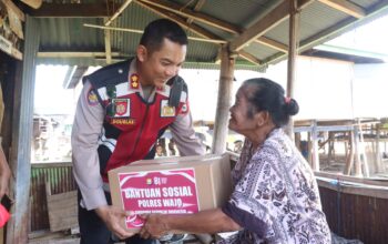 Tak Sekadar Jaga Kamtibmas, Kapolres Wajo Turun Langsung Bagikan Bansos ke Warga TPI 45