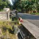 Gerak Cepat Babinsa Koramil Kaledupa, Turun Langsung Bersihkan Sisi Jalan Desa Ambeua Raya