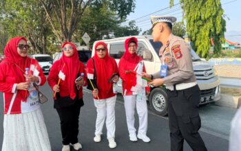 Semarakkan HUT ke-81 Kemerdekaan RI, Polresta Palu Bagikan Bendera Merah Putih di CFD 