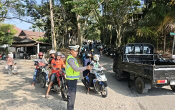 Satlantas Polres Enrekang Lakukan Pengaturan dan Pengalihan Arus Saat Gerak Jalan