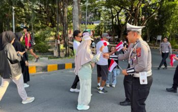 Polresta Banggai Bagikan Bendera Merah Putih dan Coklat dalam Semangat Kasih Kemerdekaan