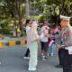 Polresta Banggai Bagikan Bendera Merah Putih dan Coklat dalam Semangat Kasih Kemerdekaan
