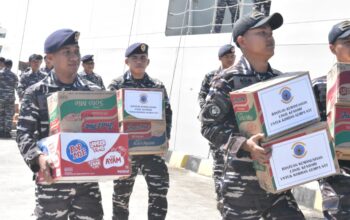 KRI Bung Hatta-370 Angkut Ribuan Bantuan Untuk Warga Terdampak Gempa NTT