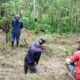 Tak Hanya ke Rumah Warga, Bhabinkamtibmas Sambangi Kebun Petani Sampaikan Pesan Kamtibmas
