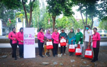 HKGB Penuh Makna, Bhayangkari Luwu Hadir Berbagi untuk Para Penjaga Kebersihan Kota