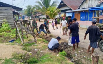 Gaspol! Tanpa Banyak Pikir, Babinsa Koramil Kapontori Langsung Ajak Warga Bersihkan Akses Jalan Pasar Boneatiro   